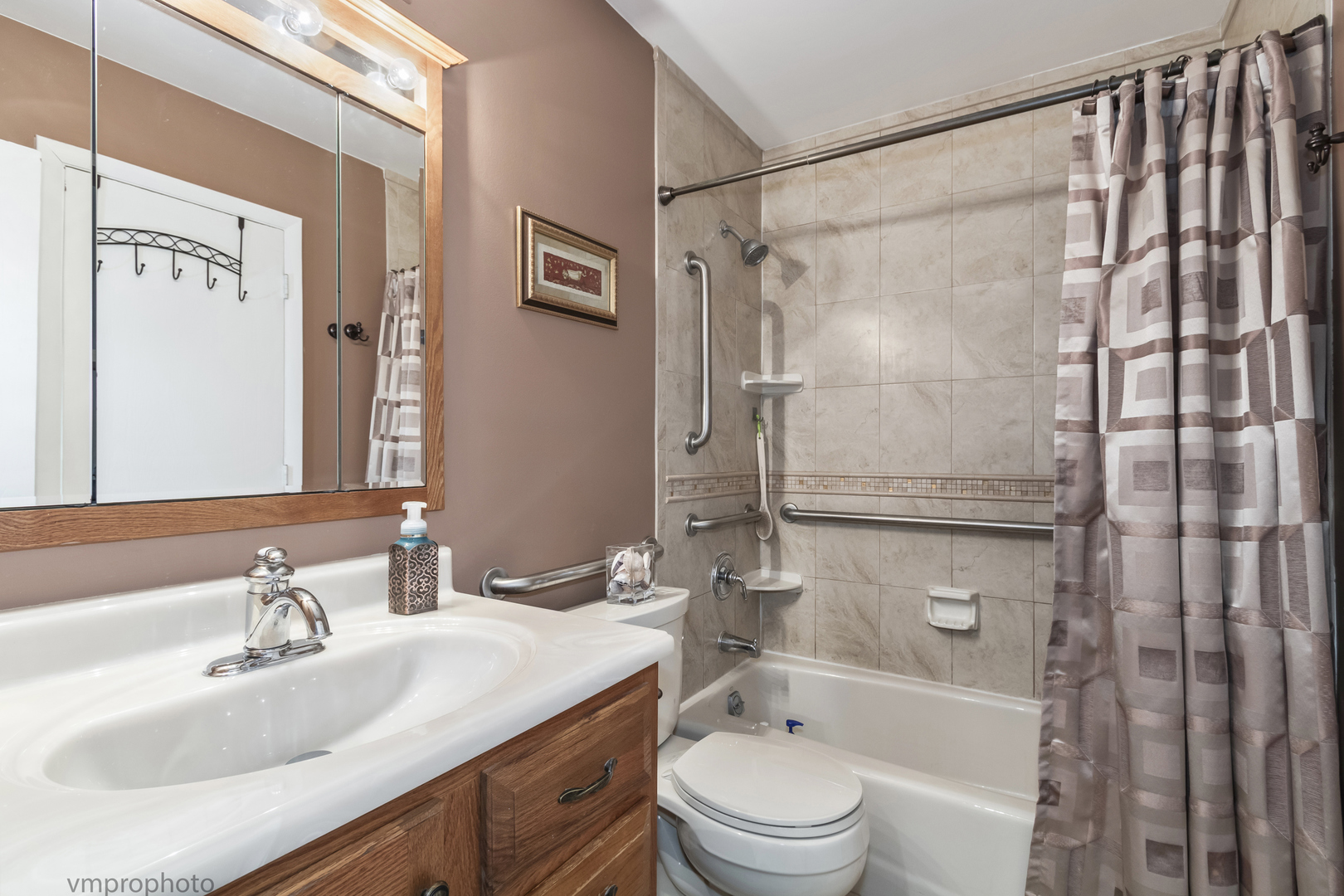 832 Kansas Street, Carol Stream, IL 60188