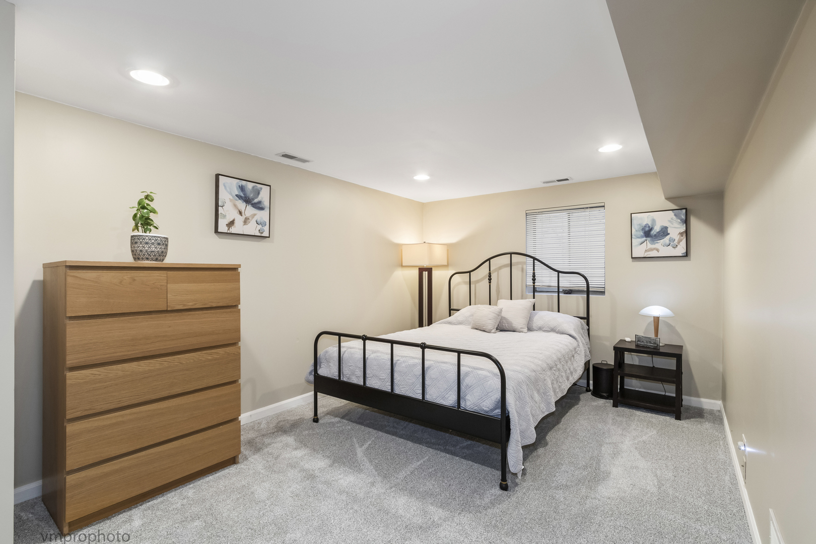 832 Kansas Street, Carol Stream, IL 60188