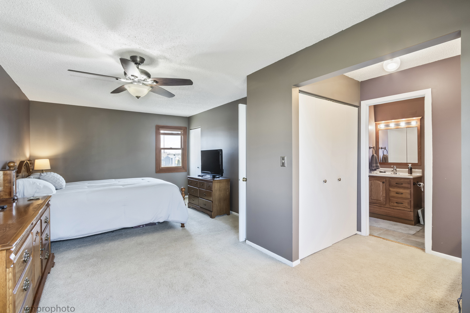 832 Kansas Street, Carol Stream, IL 60188