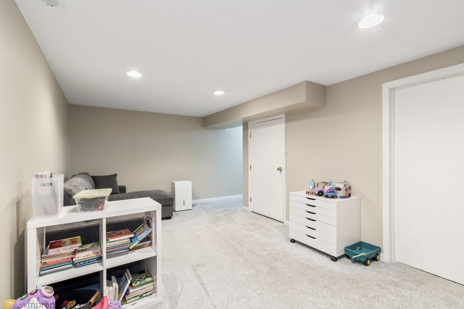 832 Kansas Street, Carol Stream, IL 60188