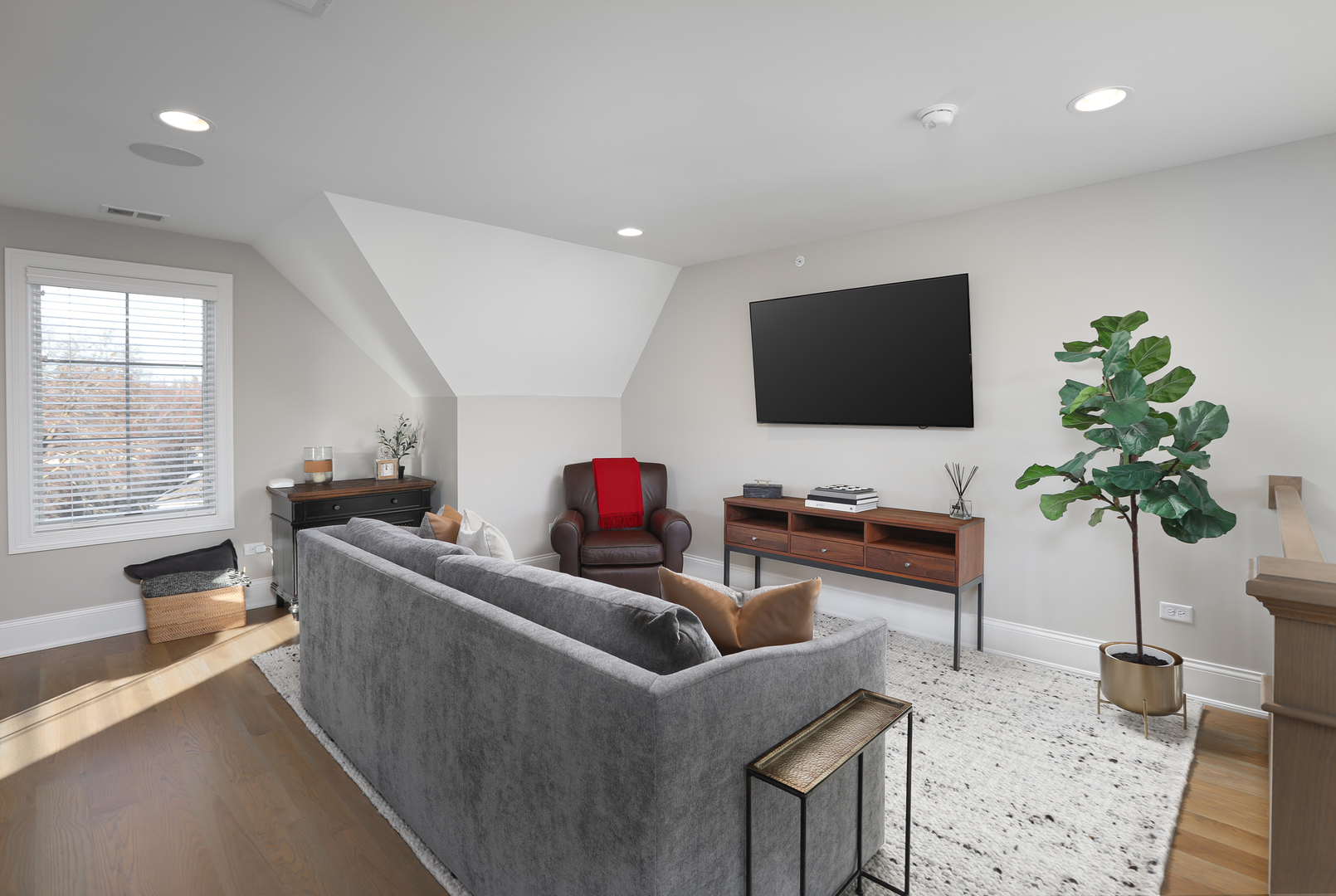 932 E Chicago Avenue, Naperville, IL 60540