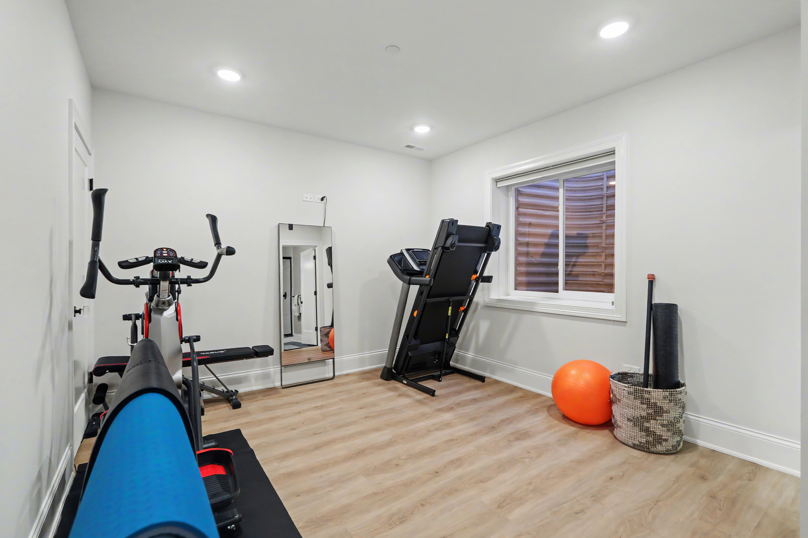 932 E Chicago Avenue, Naperville, IL 60540