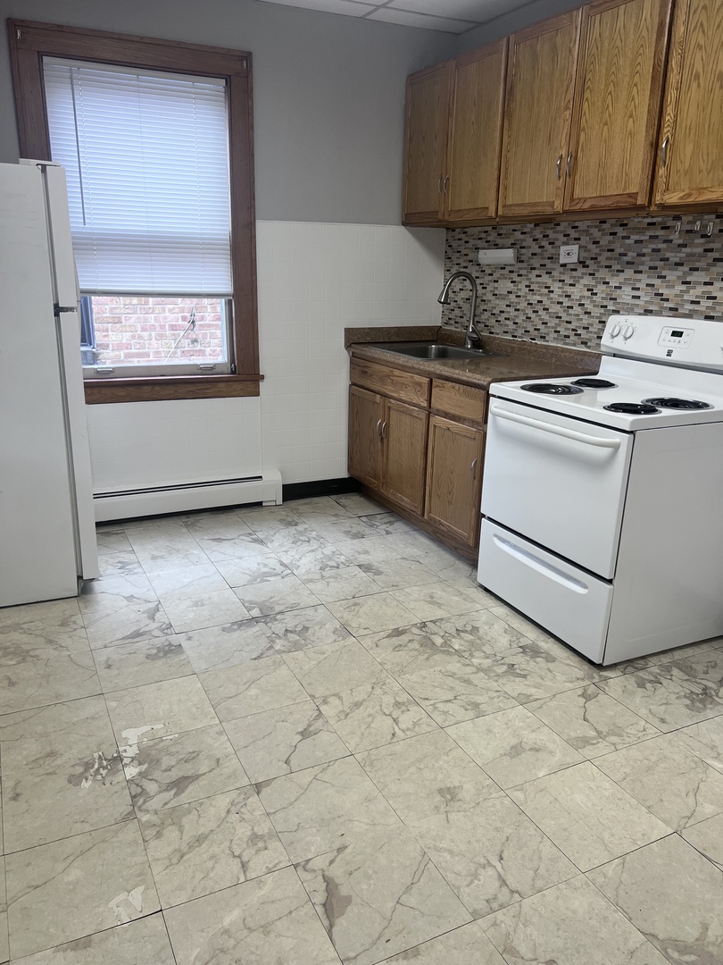 13 W Qunicy Street #2R, Westmont, IL 60559