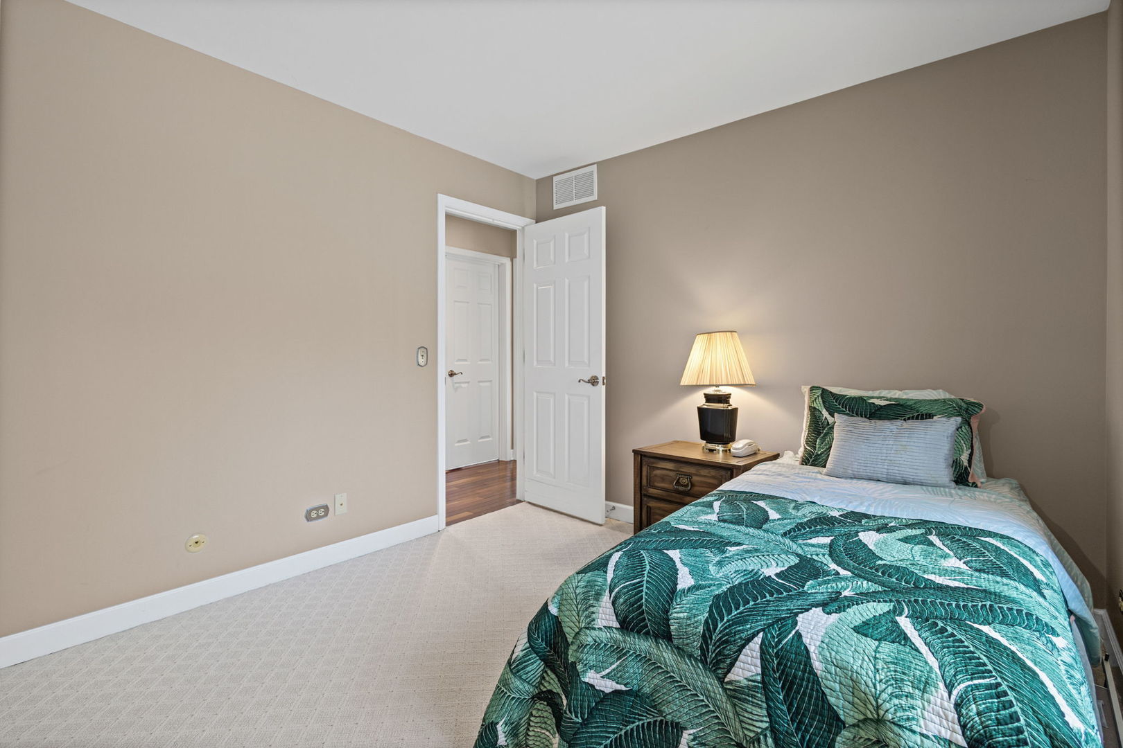 720 Mullady Parkway, Libertyville, IL 60048