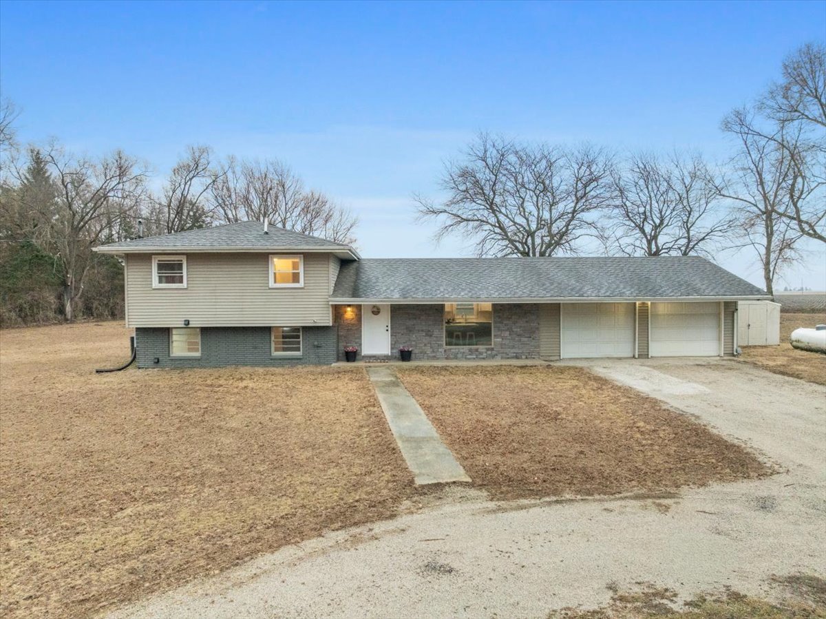 15795 E 2550 North Road, Hudson, IL 61748