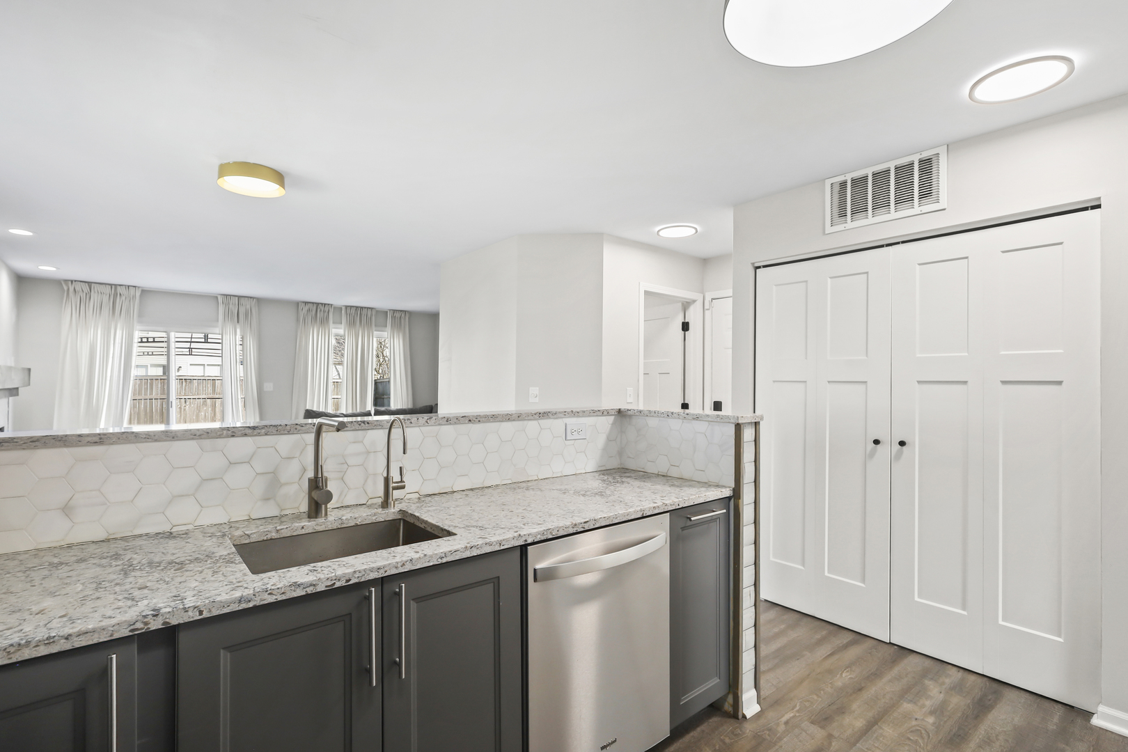 2420 Roxbury Lane, Montgomery, IL 60538