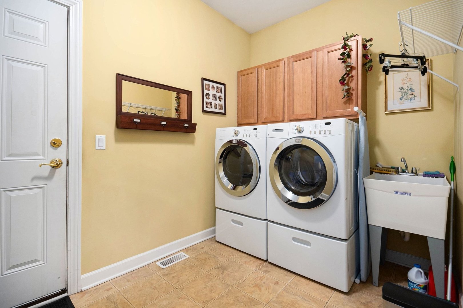 63 Oak Creek Court, North Aurora, IL 60542