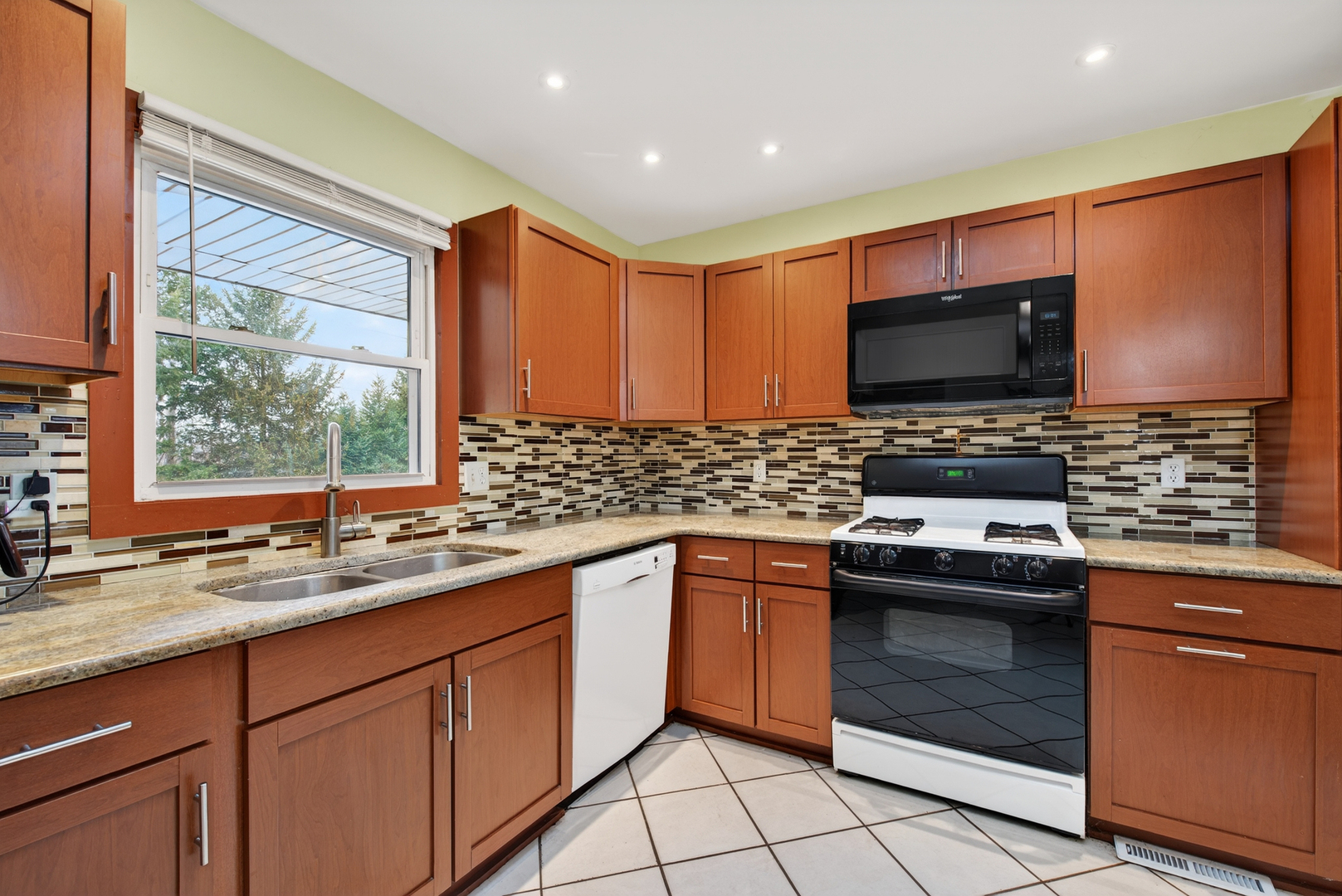 4 AMY Drive, Oswego, IL 60543