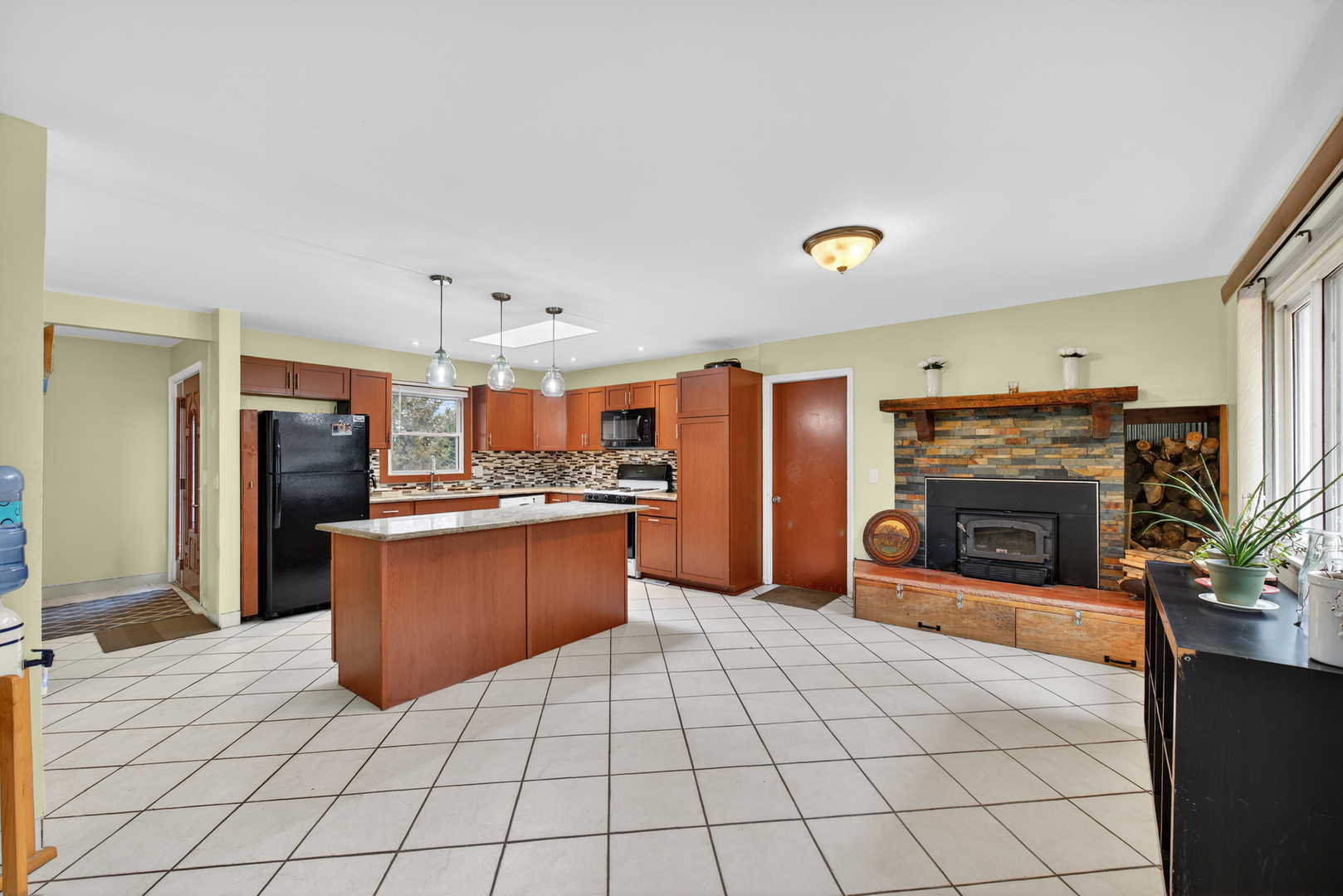 4 AMY Drive, Oswego, IL 60543