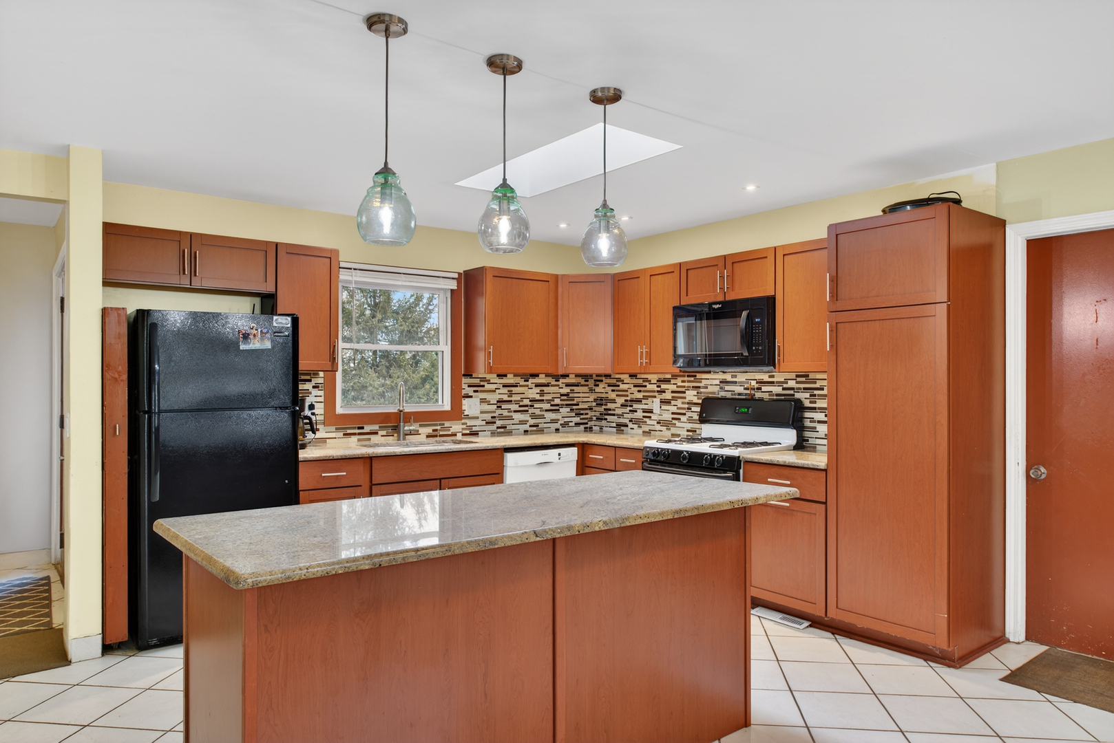 4 AMY Drive, Oswego, IL 60543