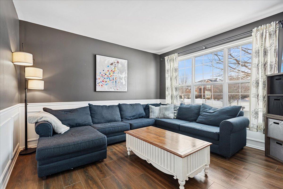 1715 White Oak Lane, Hoffman Estates, IL 60192