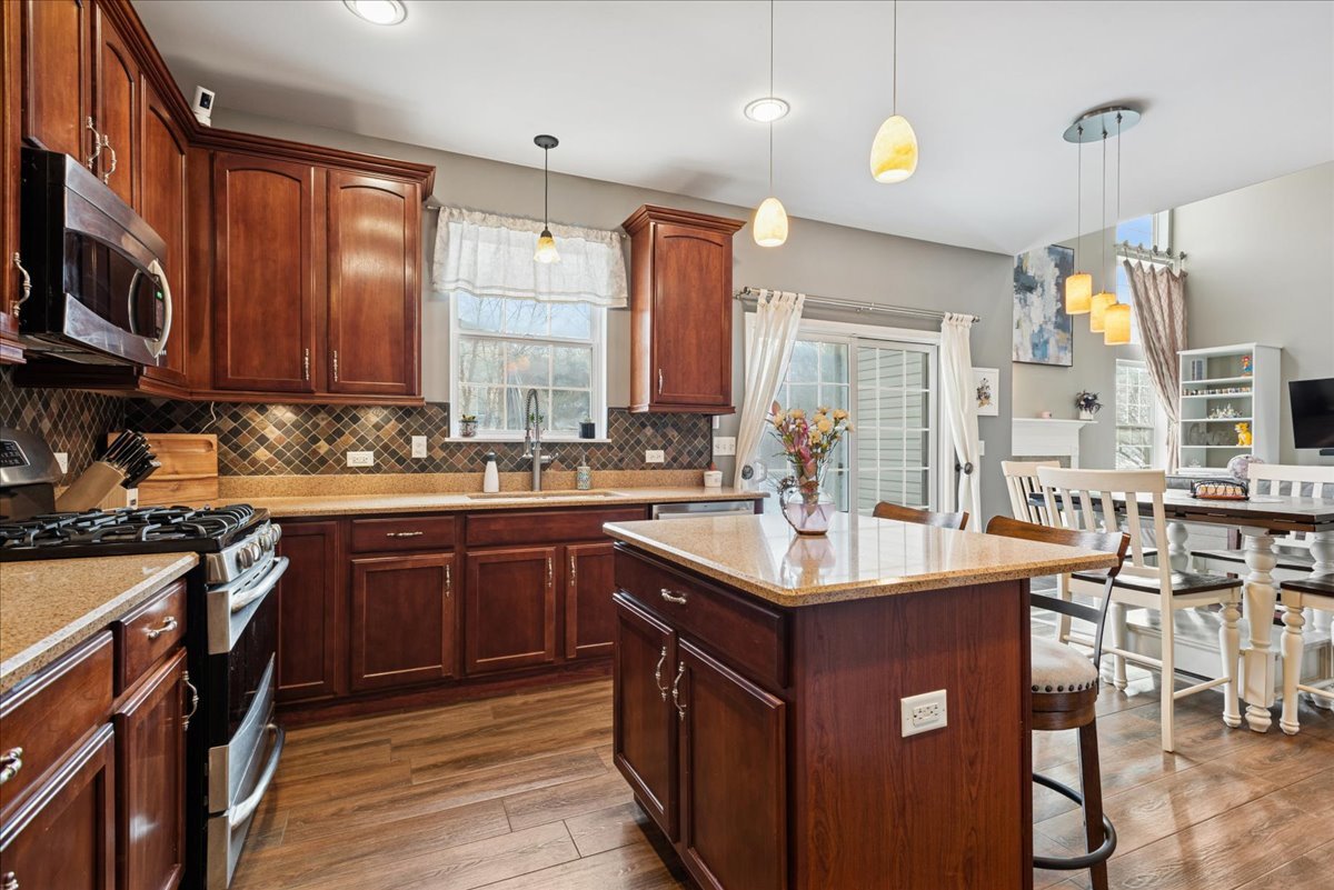 1715 White Oak Lane, Hoffman Estates, IL 60192