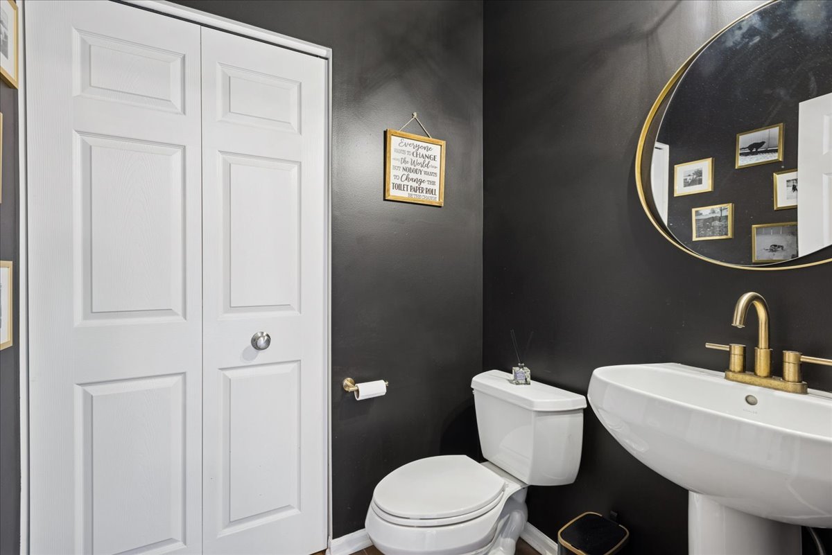 1715 White Oak Lane, Hoffman Estates, IL 60192