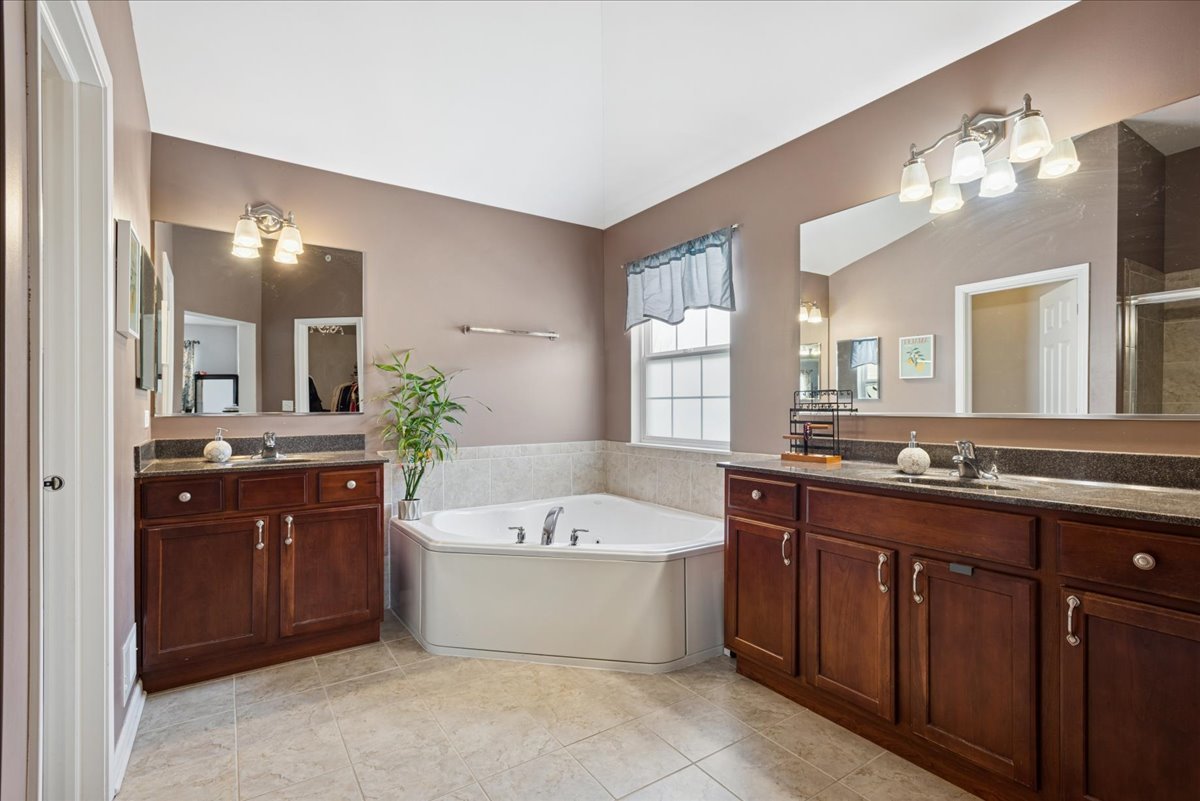 1715 White Oak Lane, Hoffman Estates, IL 60192