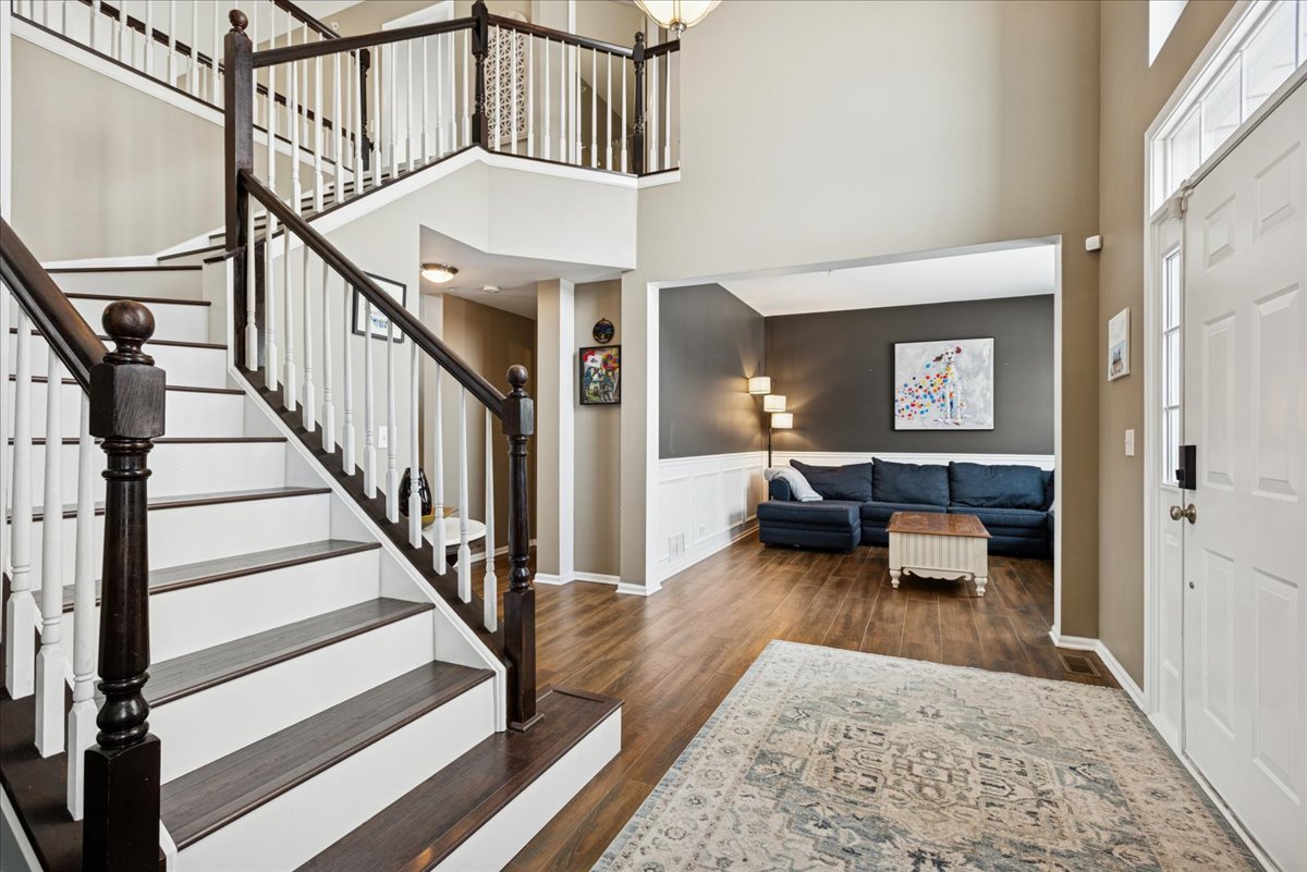 1715 White Oak Lane, Hoffman Estates, IL 60192