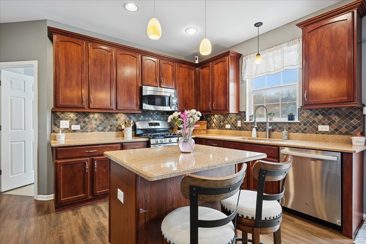 1715 White Oak Lane, Hoffman Estates, IL 60192