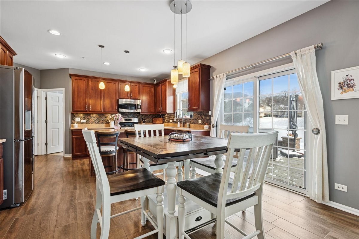 1715 White Oak Lane, Hoffman Estates, IL 60192