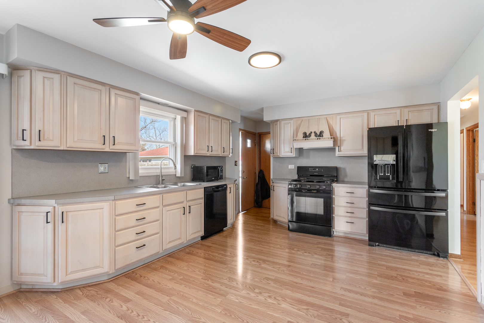 715 W Hillside Drive, Bensenville, IL 60106