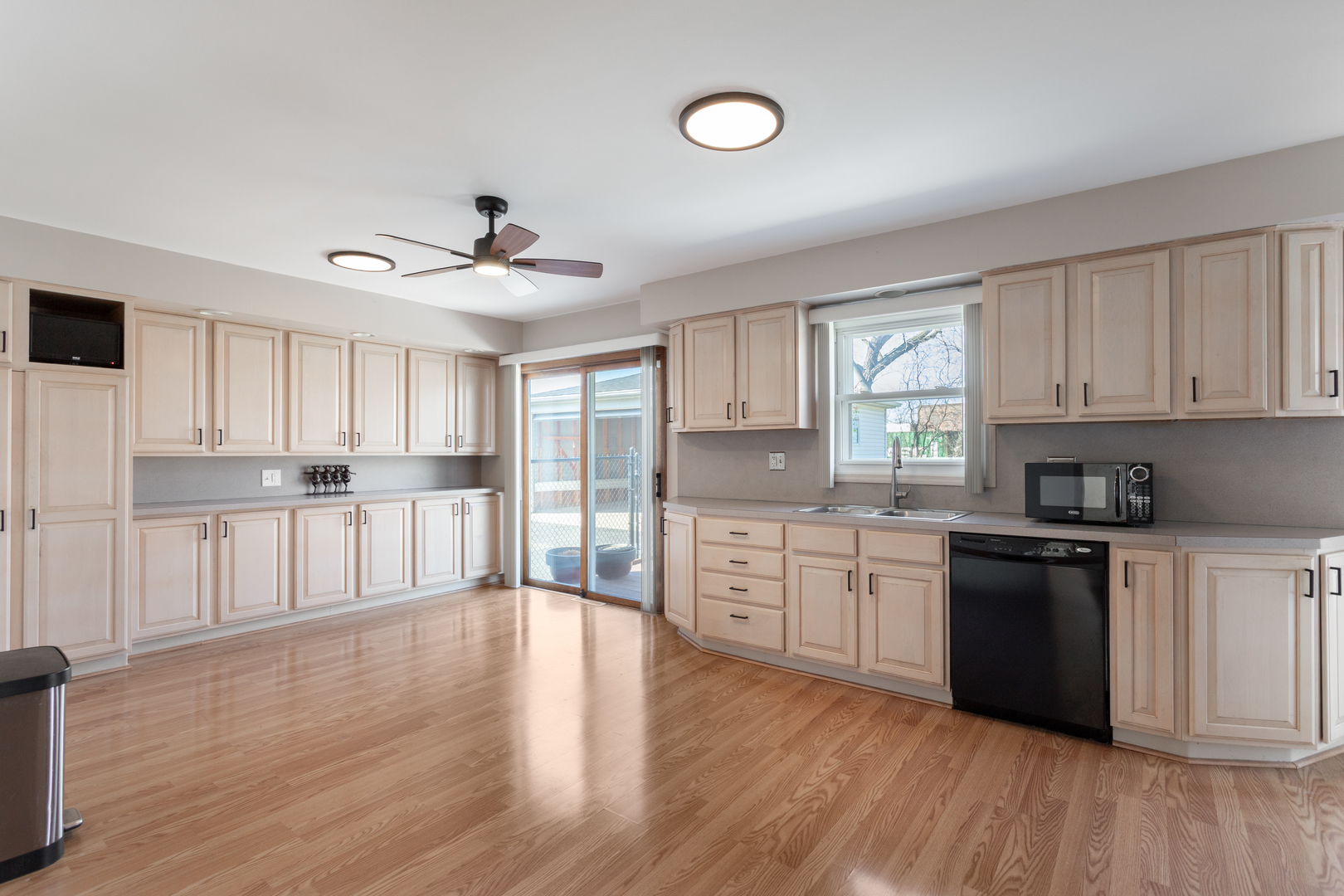 715 W Hillside Drive, Bensenville, IL 60106