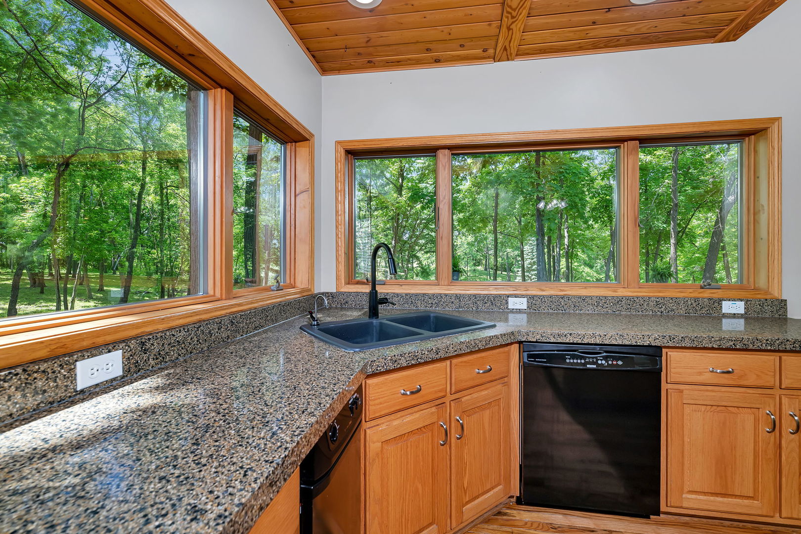 3085 W Southmor Road, Morris, IL 60450