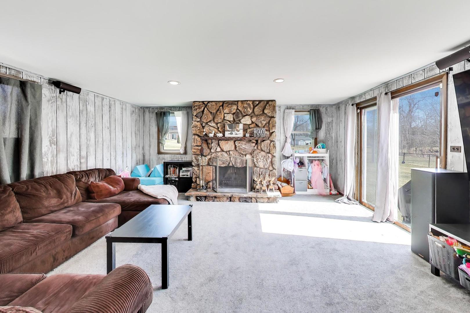 1075 Apricot Street, Hoffman Estates, IL 60169