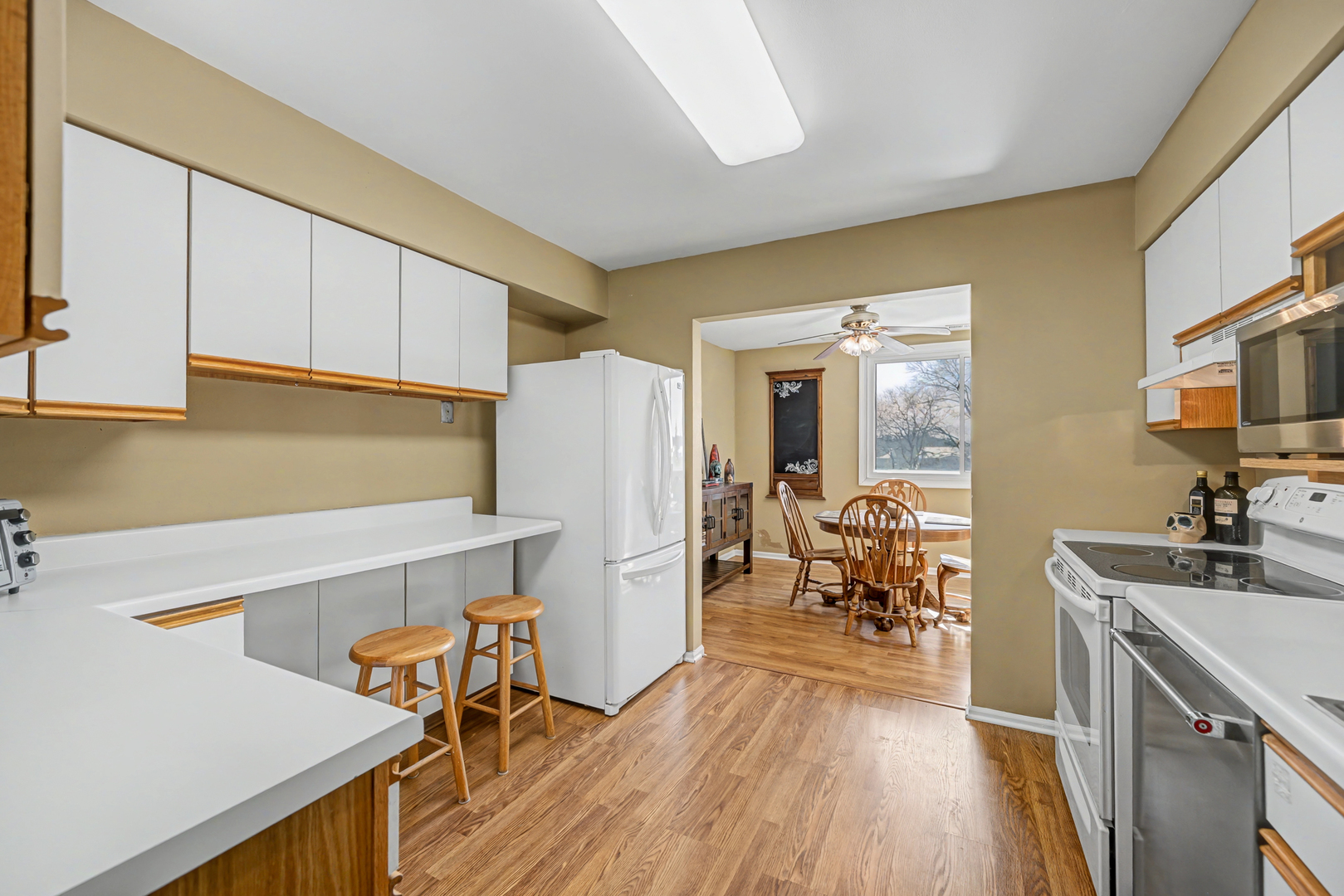 450 Raintree Court #3B, Glen Ellyn, IL 60137