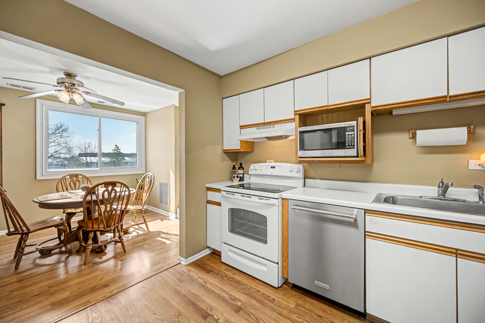 450 Raintree Court #3B, Glen Ellyn, IL 60137