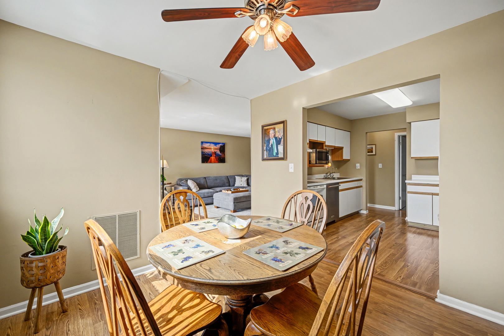 450 Raintree Court #3B, Glen Ellyn, IL 60137