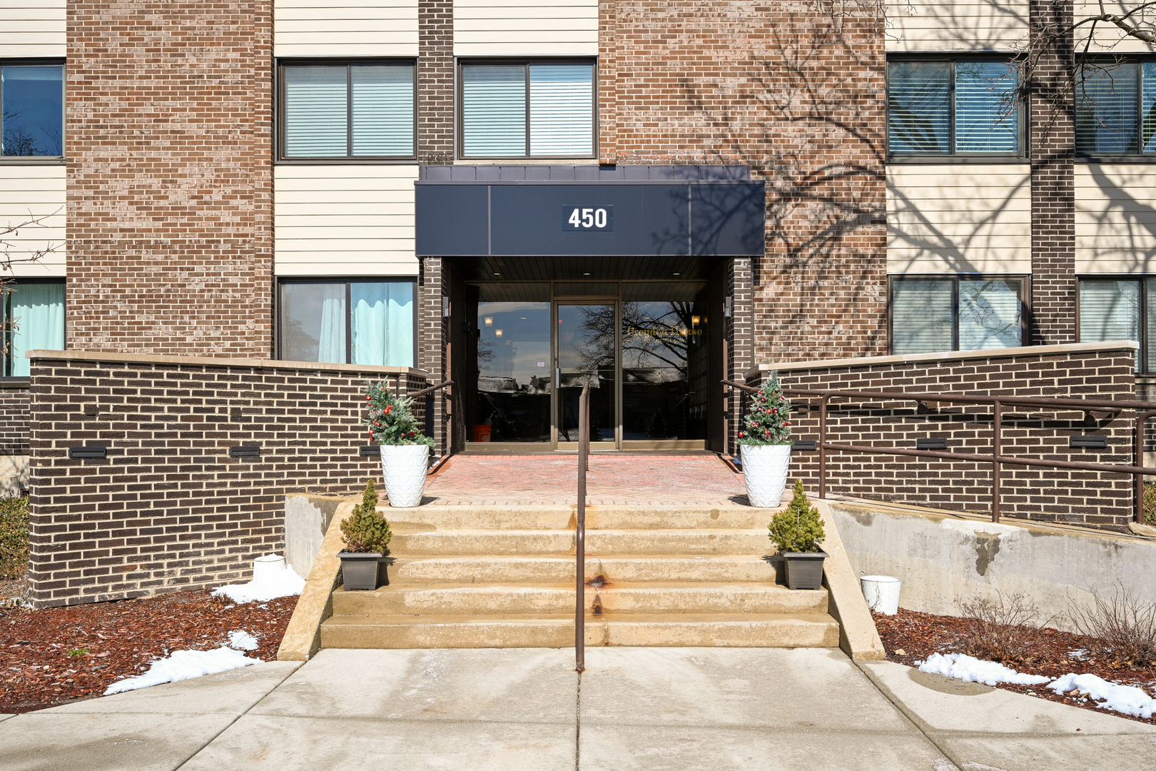 450 Raintree Court #3B, Glen Ellyn, IL 60137