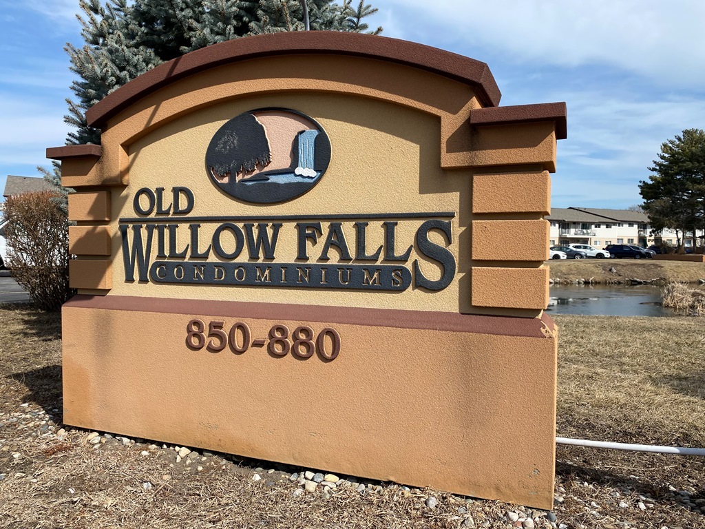 860 E Old Willow Road #221, Prospect Heights, IL 60070