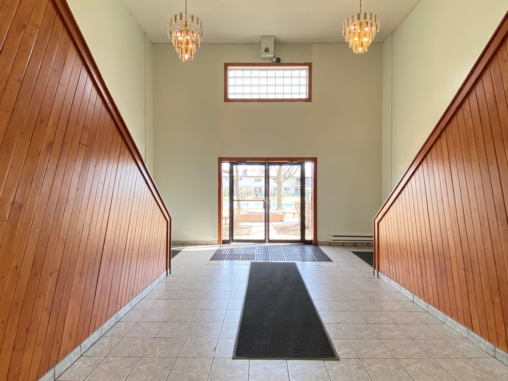 860 E Old Willow Road #221, Prospect Heights, IL 60070