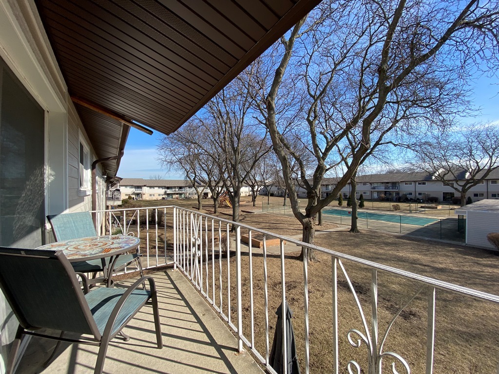 860 E Old Willow Road #221, Prospect Heights, IL 60070