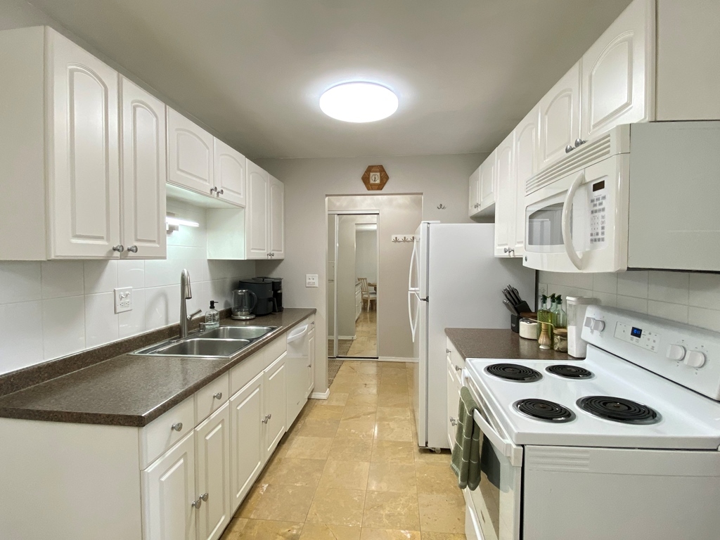 860 E Old Willow Road #221, Prospect Heights, IL 60070