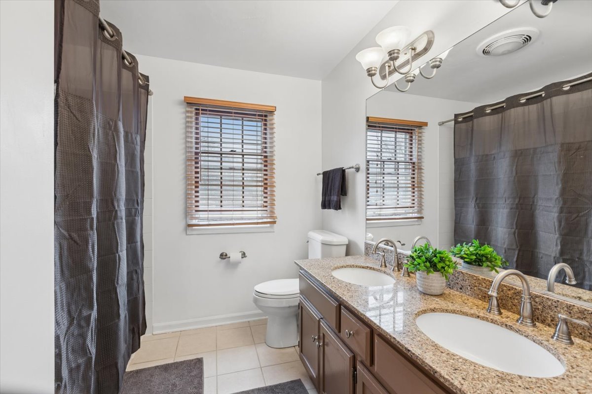 816 S River Road, Naperville, IL 60540