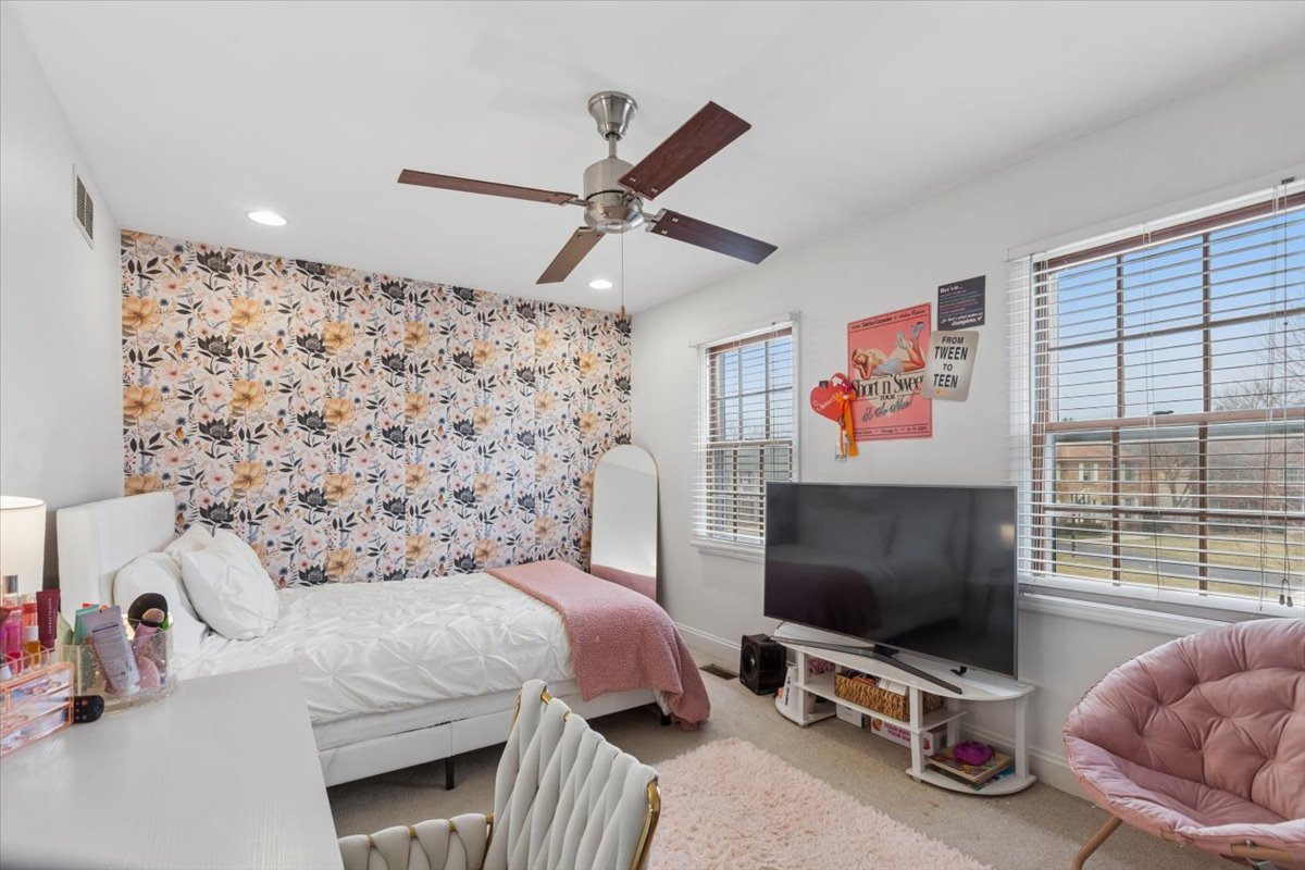 816 S River Road, Naperville, IL 60540