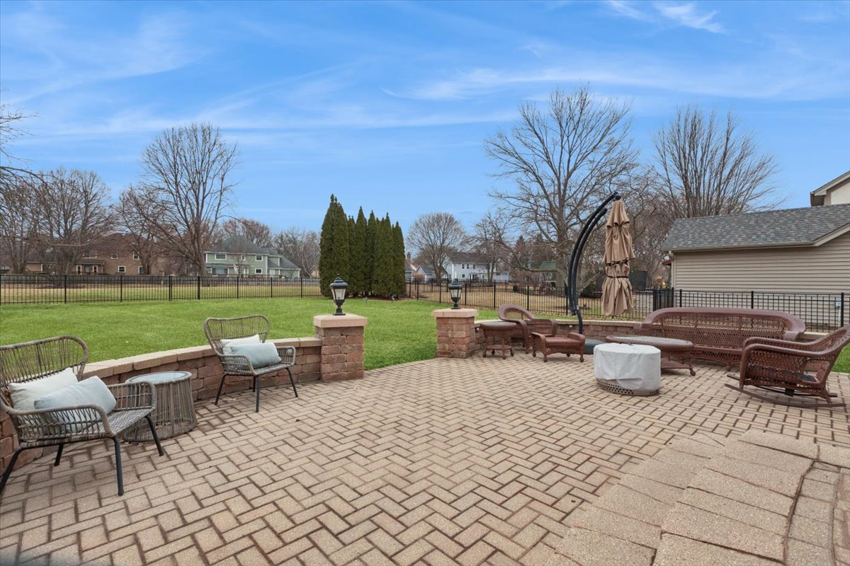 816 S River Road, Naperville, IL 60540