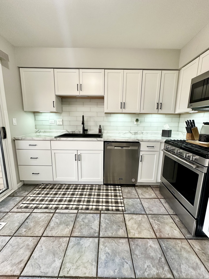 418 Waterford Court, Carol Stream, IL 60188