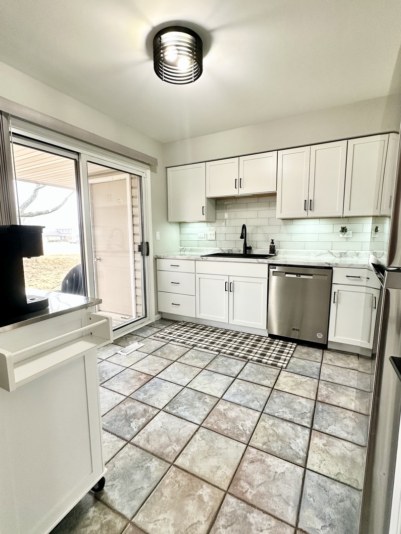 418 Waterford Court, Carol Stream, IL 60188