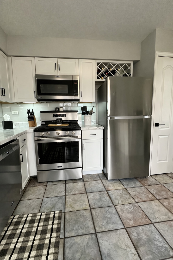 418 Waterford Court, Carol Stream, IL 60188