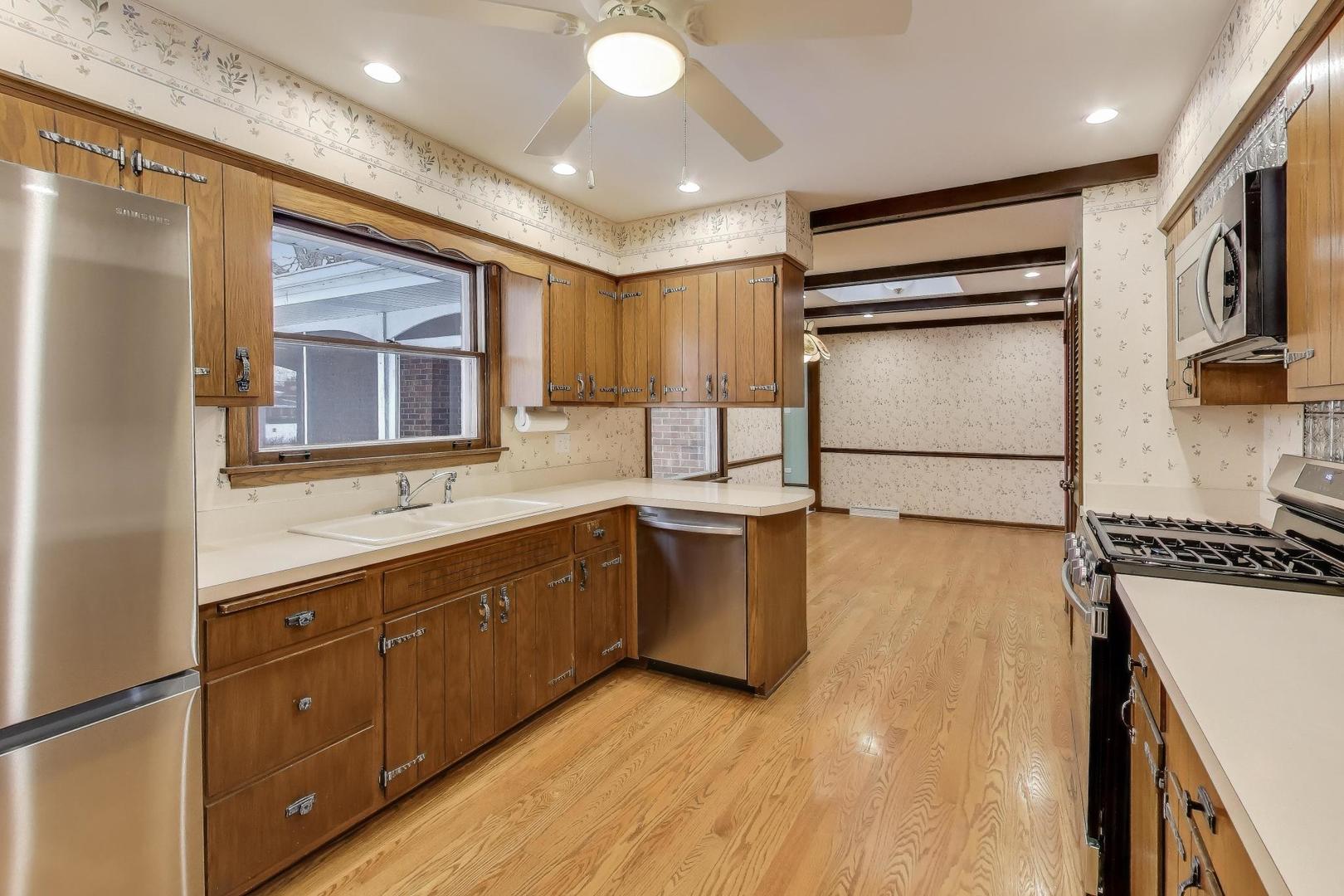 12111 S 68th Court, Palos Heights, IL 60463