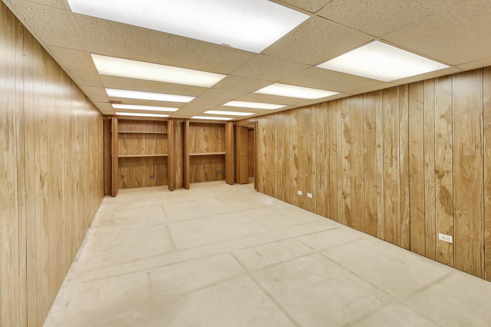 12111 S 68th Court, Palos Heights, IL 60463