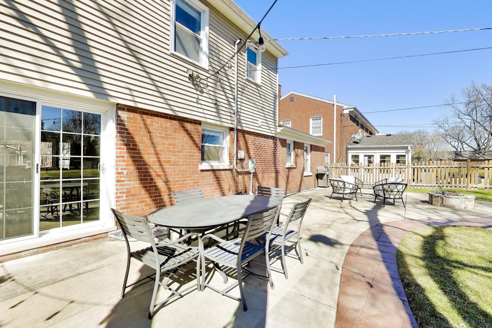 407 S See Gwun Avenue, Mount Prospect, IL 60056