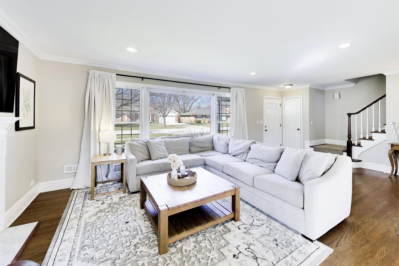 407 S See Gwun Avenue, Mount Prospect, IL 60056