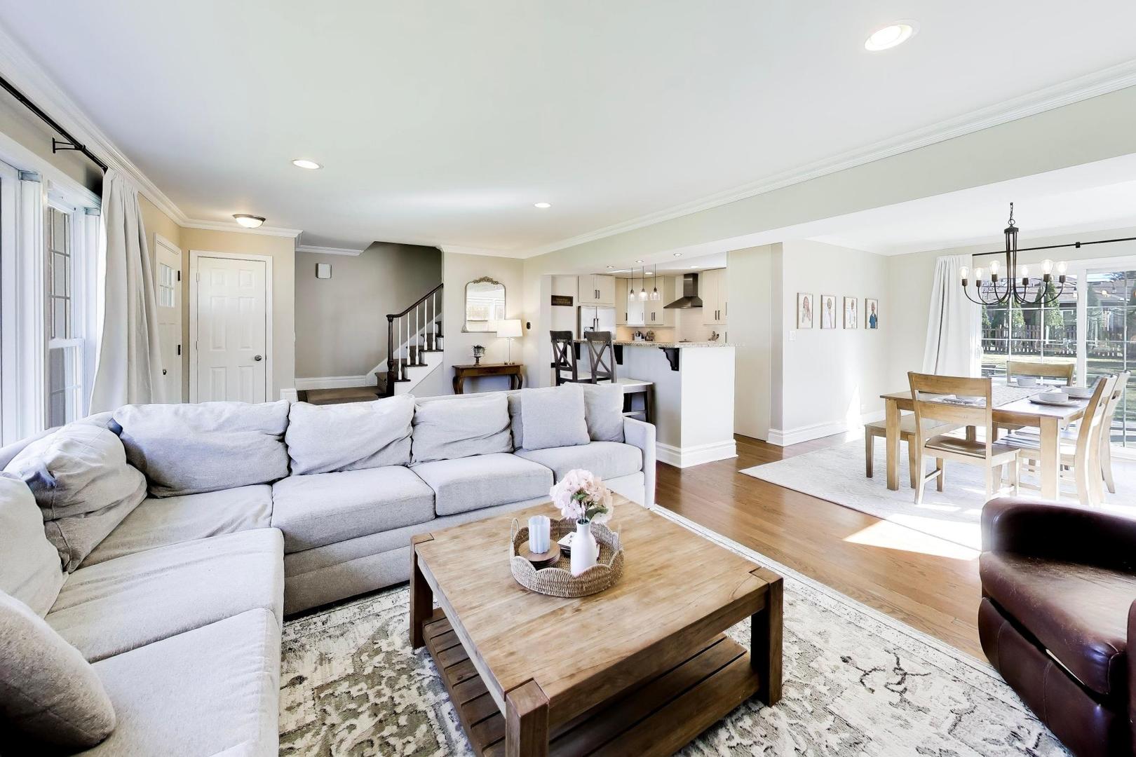 407 S See Gwun Avenue, Mount Prospect, IL 60056