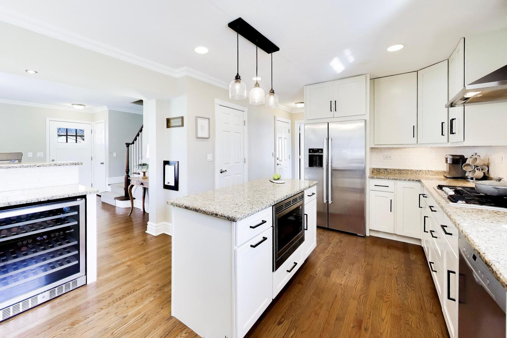 407 S See Gwun Avenue, Mount Prospect, IL 60056