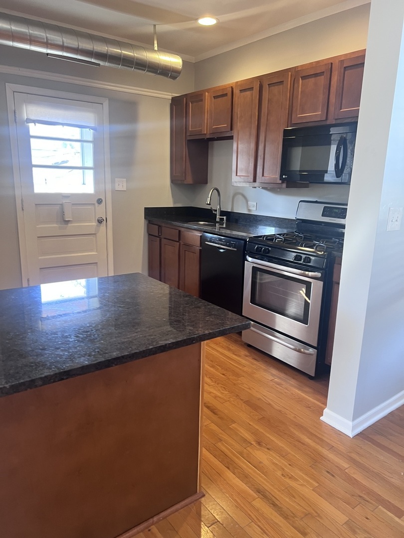 20 W Hinsdale Avenue #2, Hinsdale, IL 60521