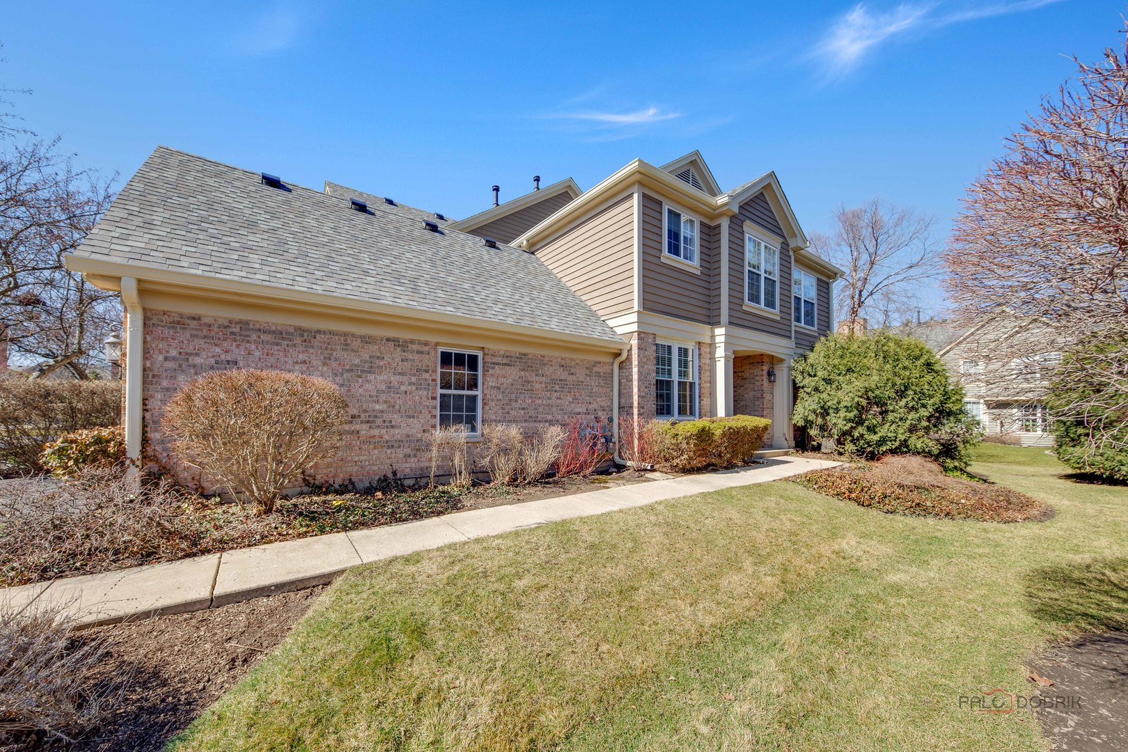 8 Ashford Court, Lincolnshire, IL 60069