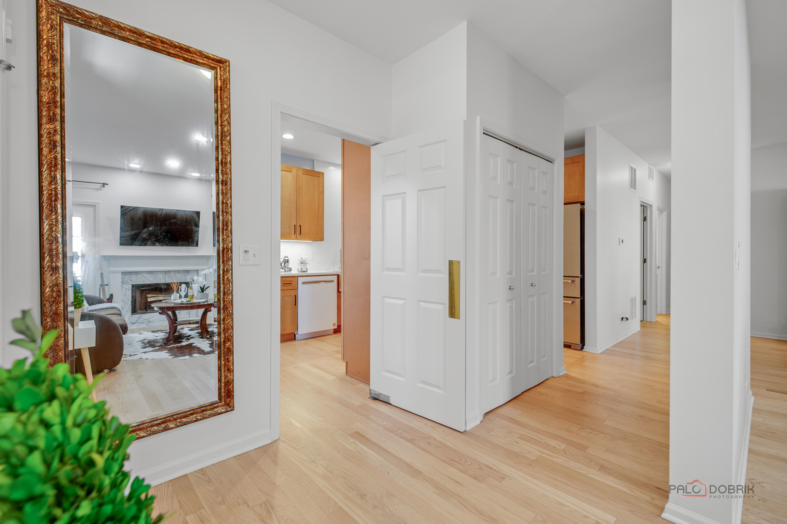 8 Ashford Court, Lincolnshire, IL 60069