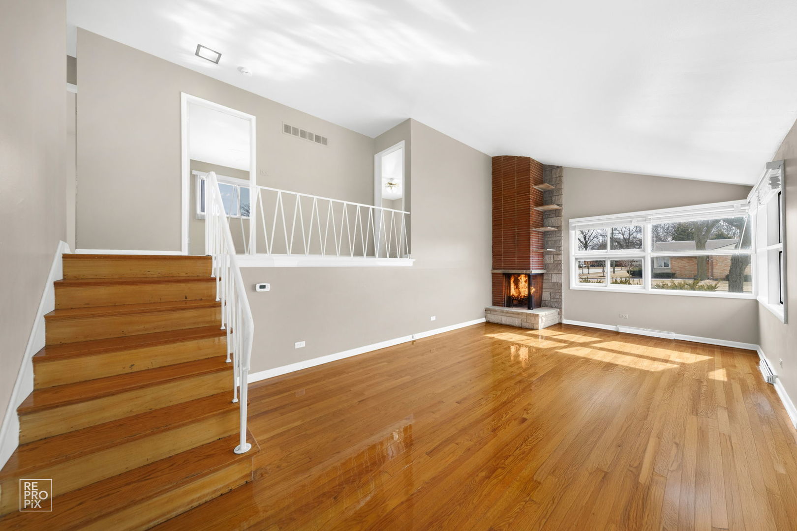 393 E Huntington Lane, Elmhurst, IL 60126