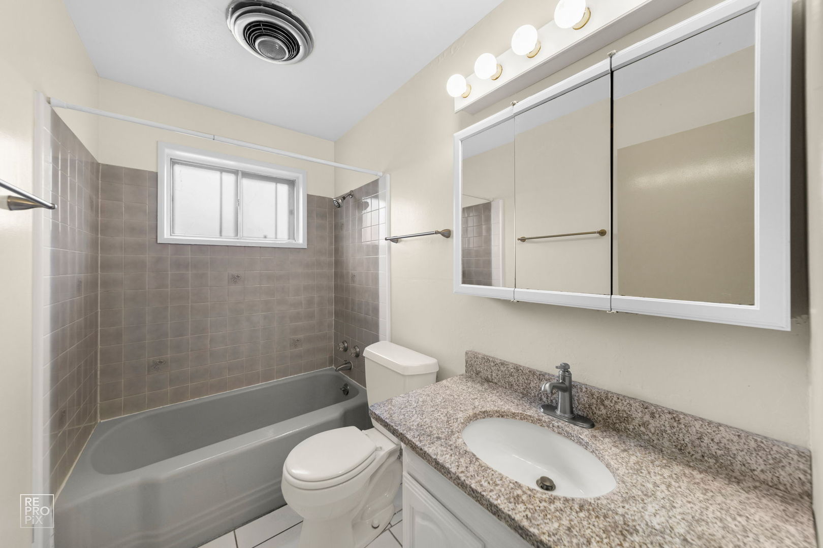 393 E Huntington Lane, Elmhurst, IL 60126